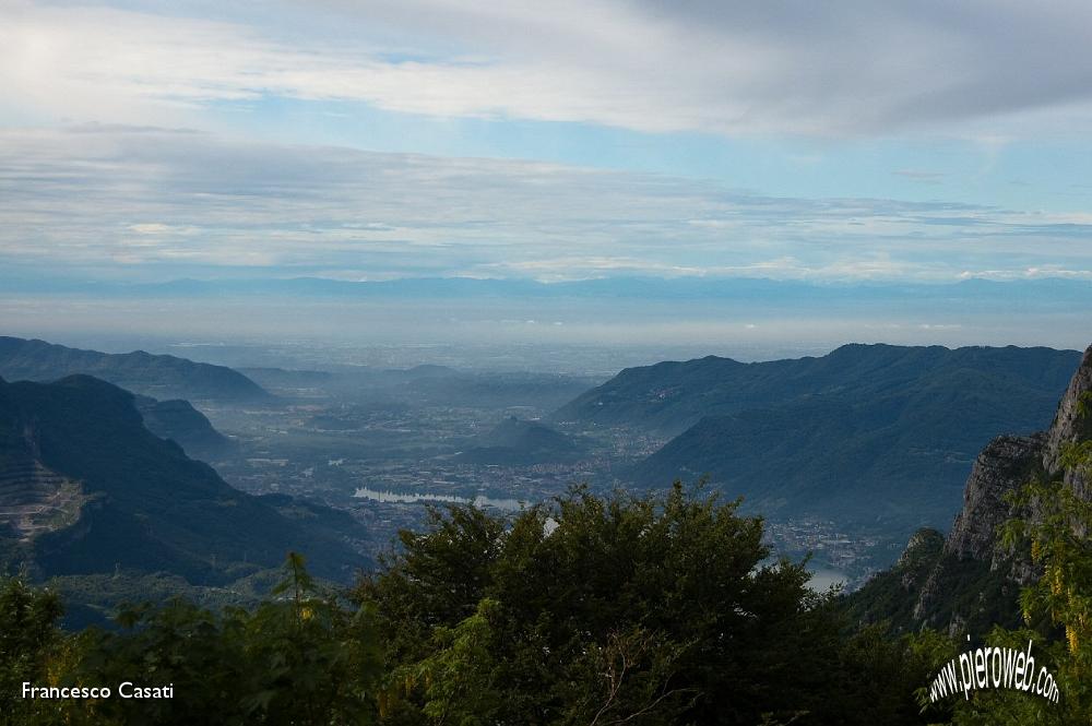 002 Vista sulle foschie della pianura fino agli appennini.jpg